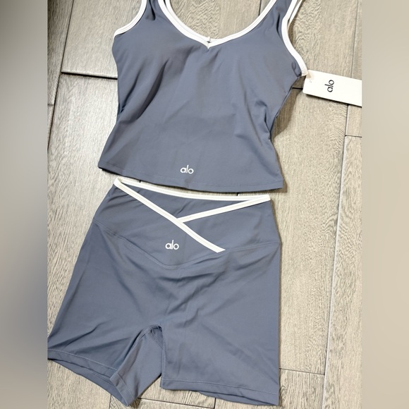 Alo Yoga Gray & White Contrast Sports Bra + Biker Shorts Set Size L - Picture 2 of 3